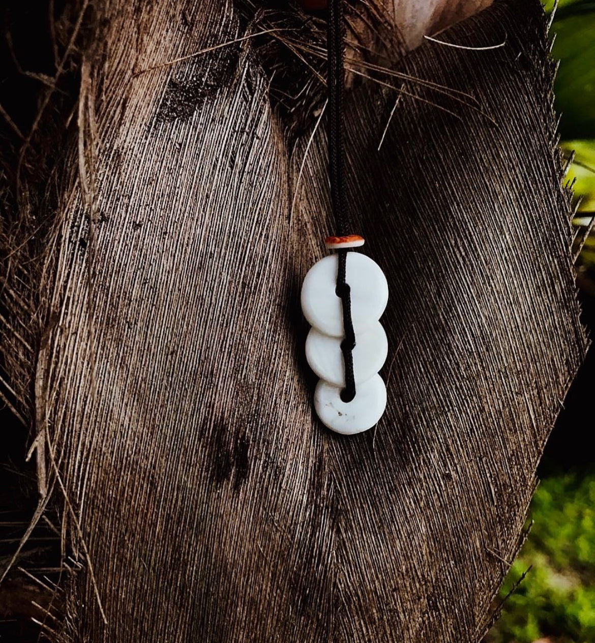 COMMISSION | SPONDYLUS Money Bead | 3-BEAD Necklace